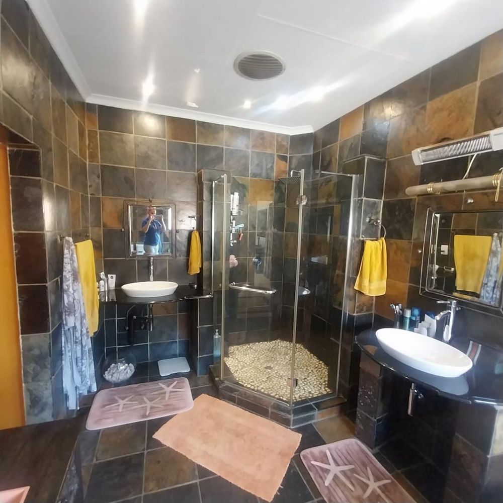 On suite bathroom in 4th room