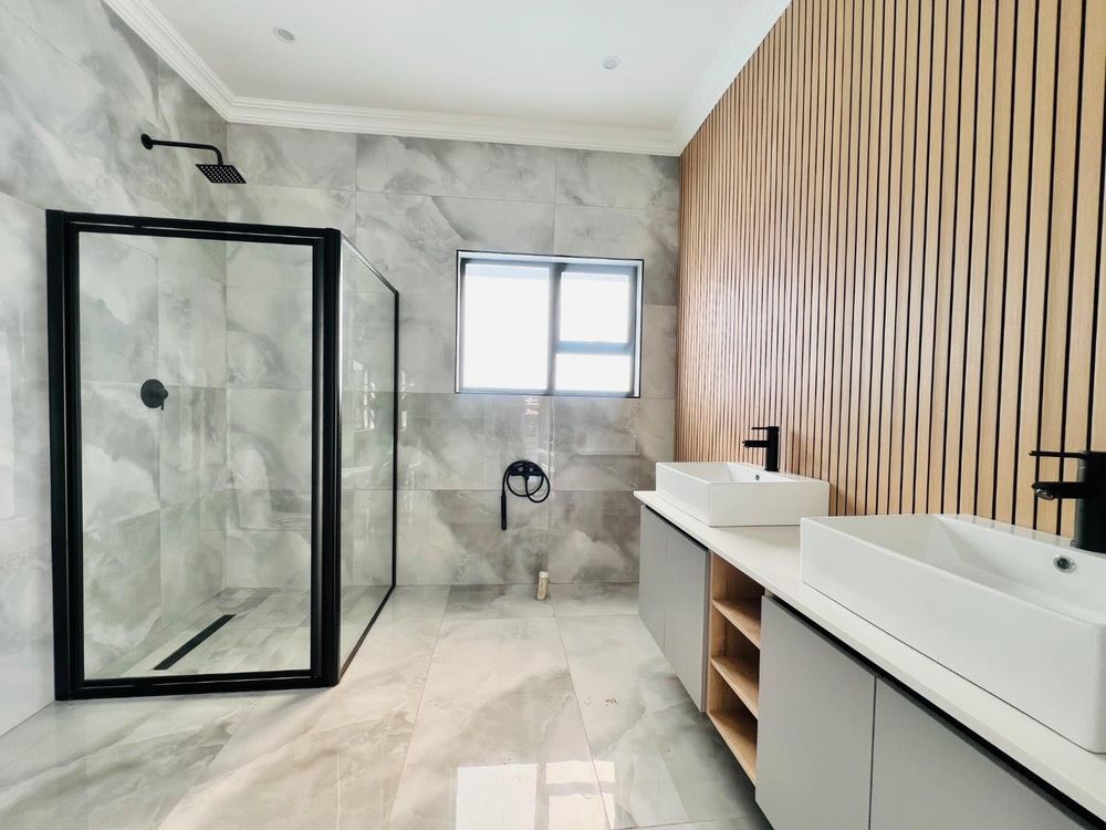Main bathroom 