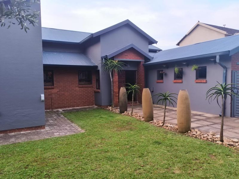 Exclusive security area-4 bedroom simplex home,in La Coma Lifestyle Estate, with solar system! - Photo 2