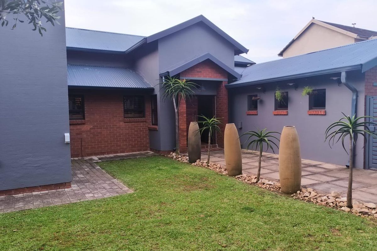 Exclusive security area-4 bedroom simplex home,in La Coma Lifestyle Estate, with solar system! - Photo 2