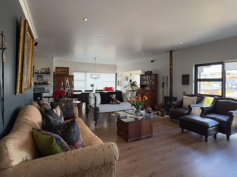 Coastal home with stunning view - Photo 4