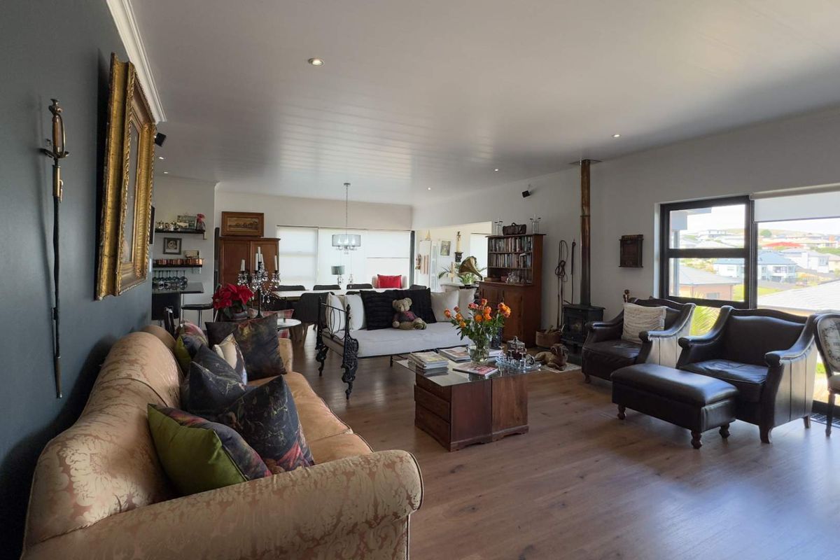 Coastal home with stunning view - Photo 4