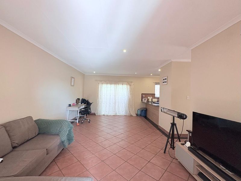 Modern 2-Bedroom, 2-Bathroom Townhouse in Prime Security Estate - Photo 4