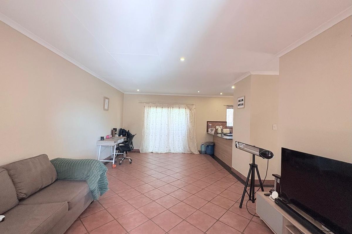 Modern 2-Bedroom, 2-Bathroom Townhouse in Prime Security Estate - Photo 4