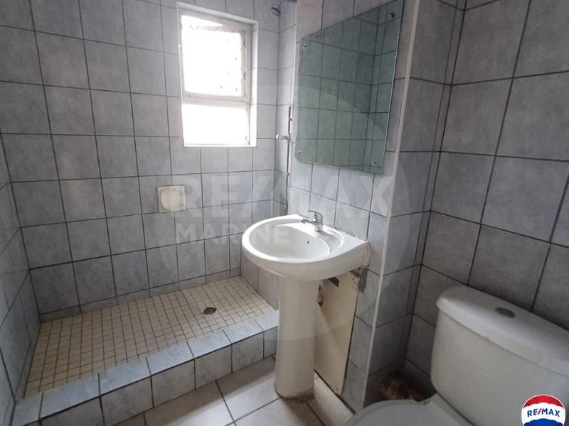 Spacious 3-Bedroom Apartment with Carport – No Pets Allowed - Photo 9