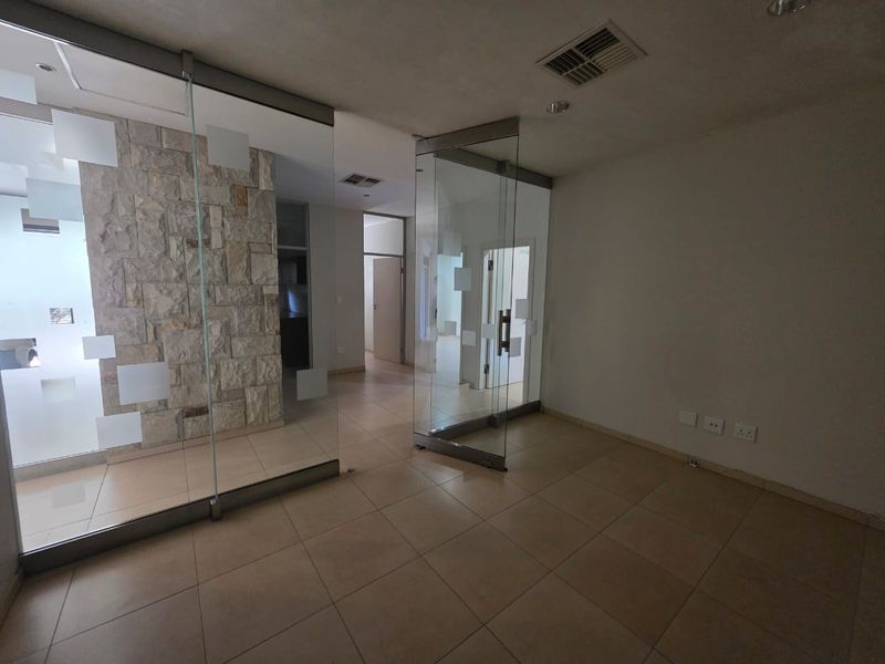 Centrally Located Offices TO LET - Photo 8