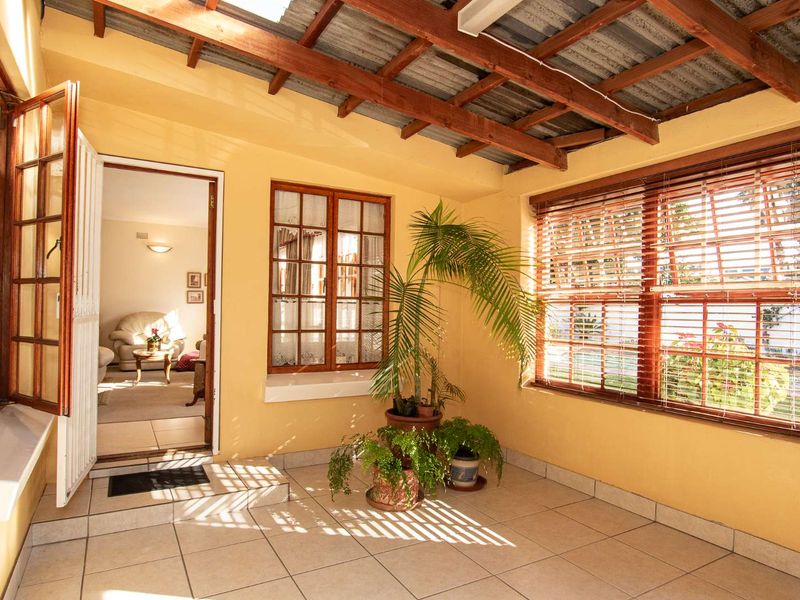 Spacious Family Home with Garden, Pool & Flatlet - Photo 7