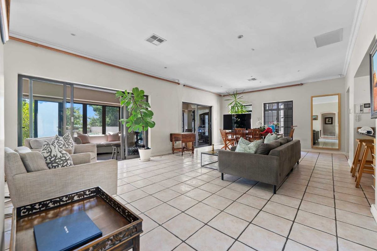 DEVELOPMENT OPPORTUNITY IN THE CAMPS BAY VILLAGE - Photo 2