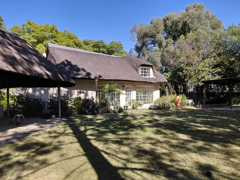 Spacious 2-Bedroom, 2-Bathroom Garden Cottage with Loft - Photo 1