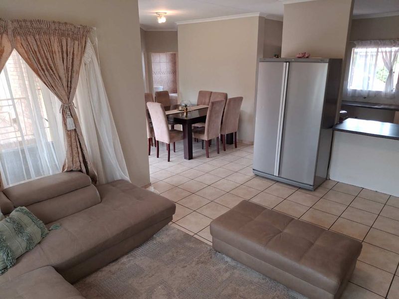 Spacious, Modern 2 Bedroom, 2 Bathroom Apartment with a Single Garage close to Gautrain station!  Great Investment! - Photo 10