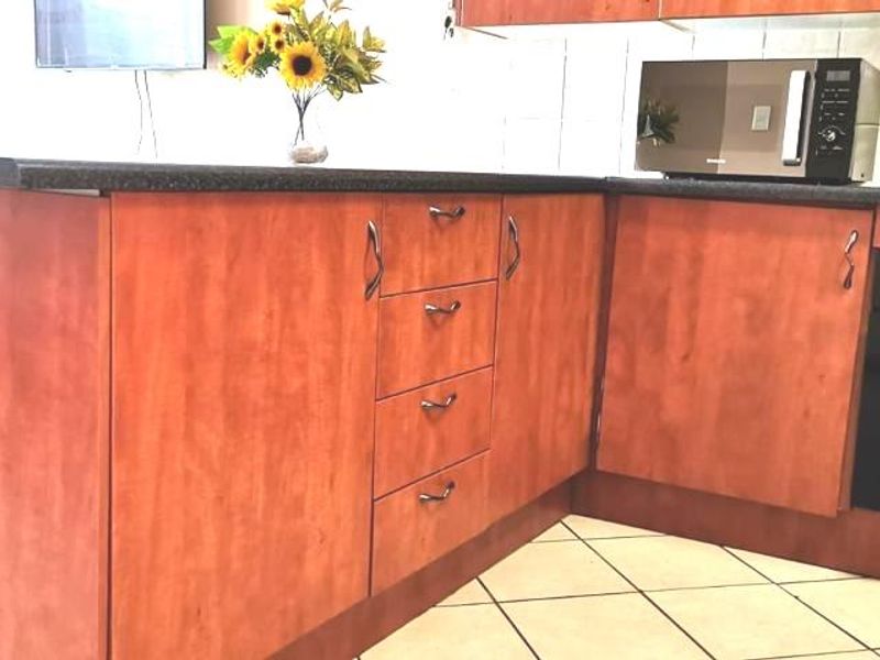 Wow well sized ground floor apartment in a well maintained complex in Honeydew. - Photo 9
