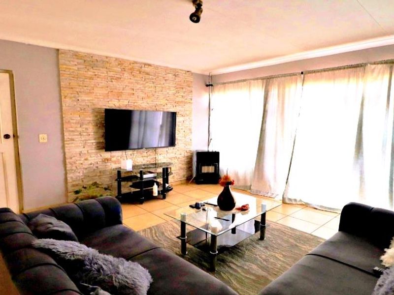 **Charming Two-Bedroom Townhouse for Sale in Norkem Park** - Photo 3