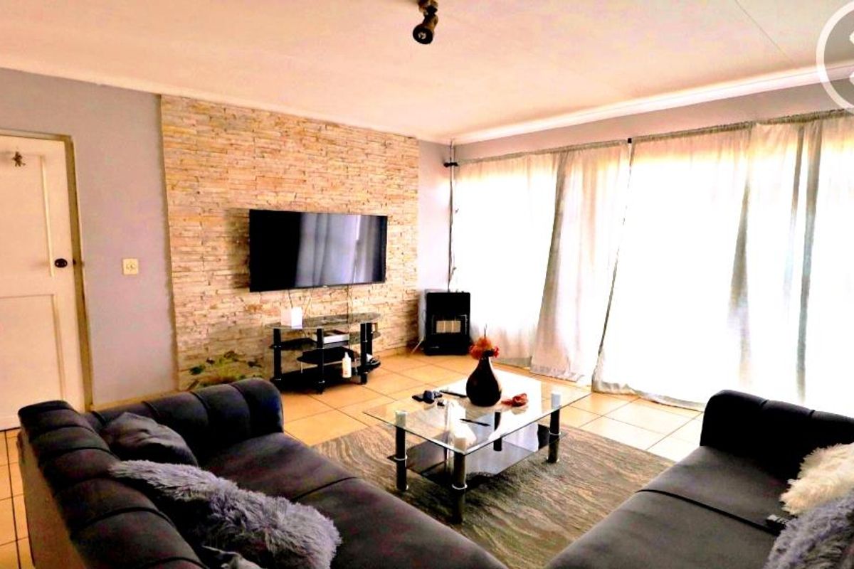 **Charming Two-Bedroom Townhouse for Sale in Norkem Park** - Photo 3