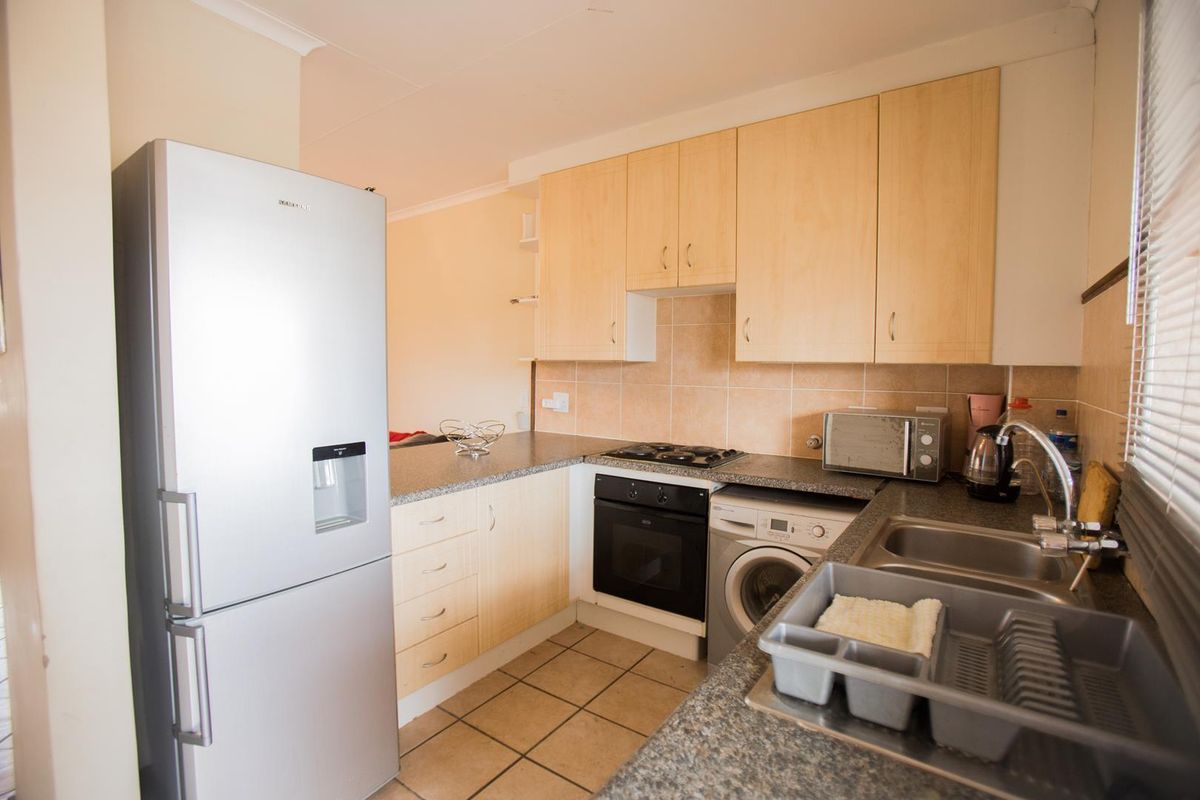 2 Bedroom Townhouse with a Covered Balcony - Photo 2