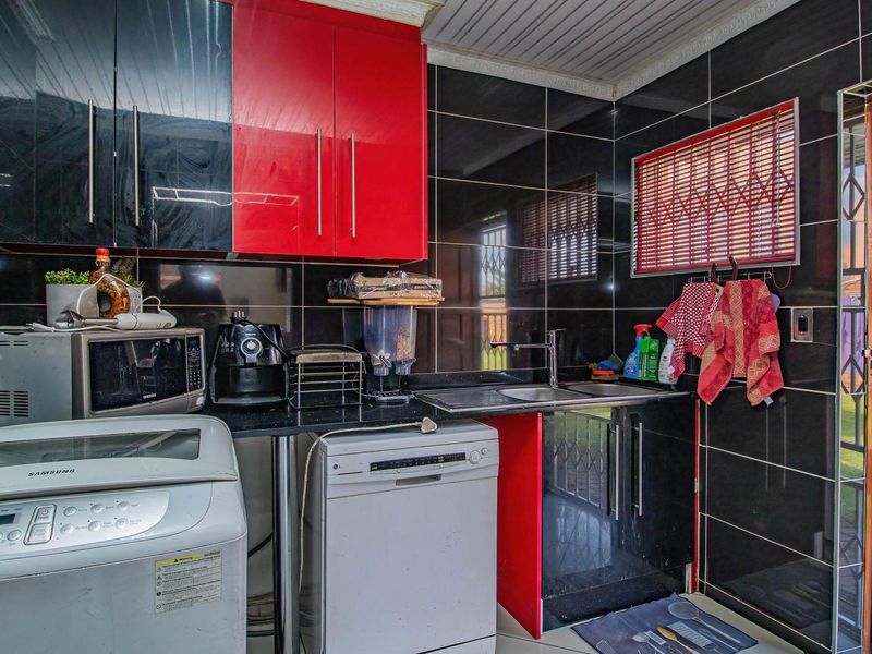 Stunning Family Home with a Flatlet - Photo 4