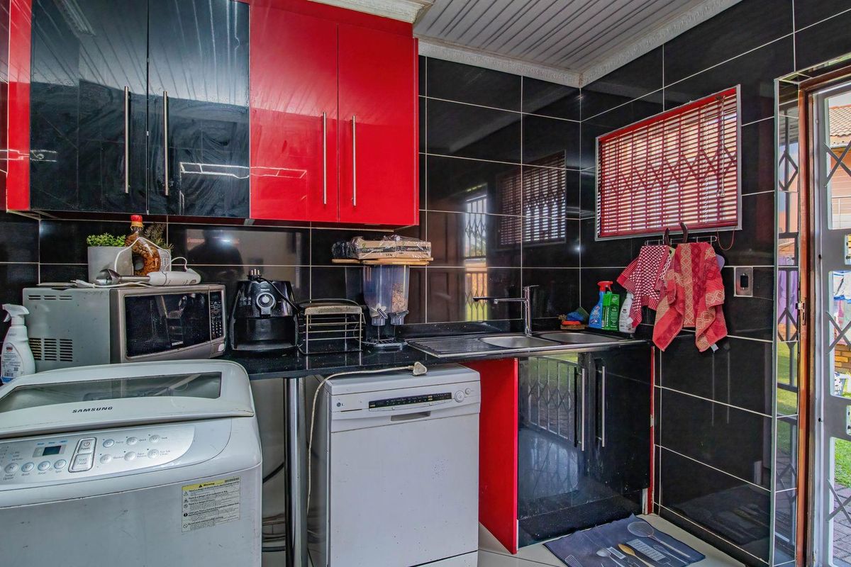 Stunning Family Home with a Flatlet - Photo 4