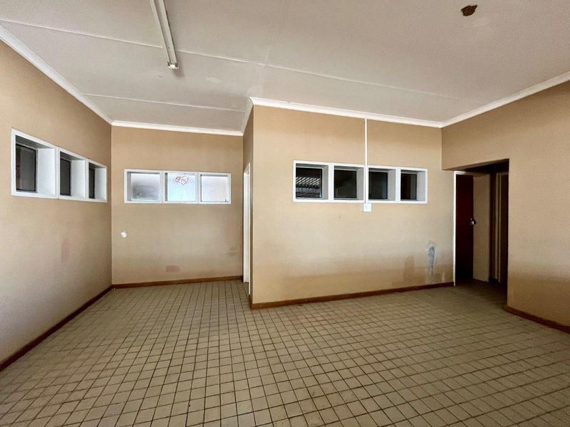 House for Sale in Okahandja – Spacious 4 Bedroom Home with Garages | N$2,000,000 - Photo 7