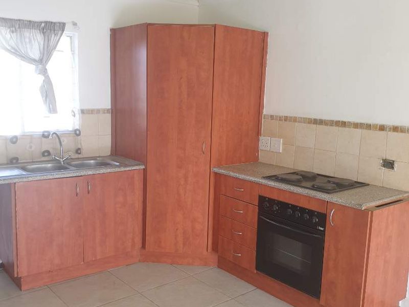 Cozy two-bedroom first floor apartment for sale in Kleinfontein Lake, Benoni - Photo 3