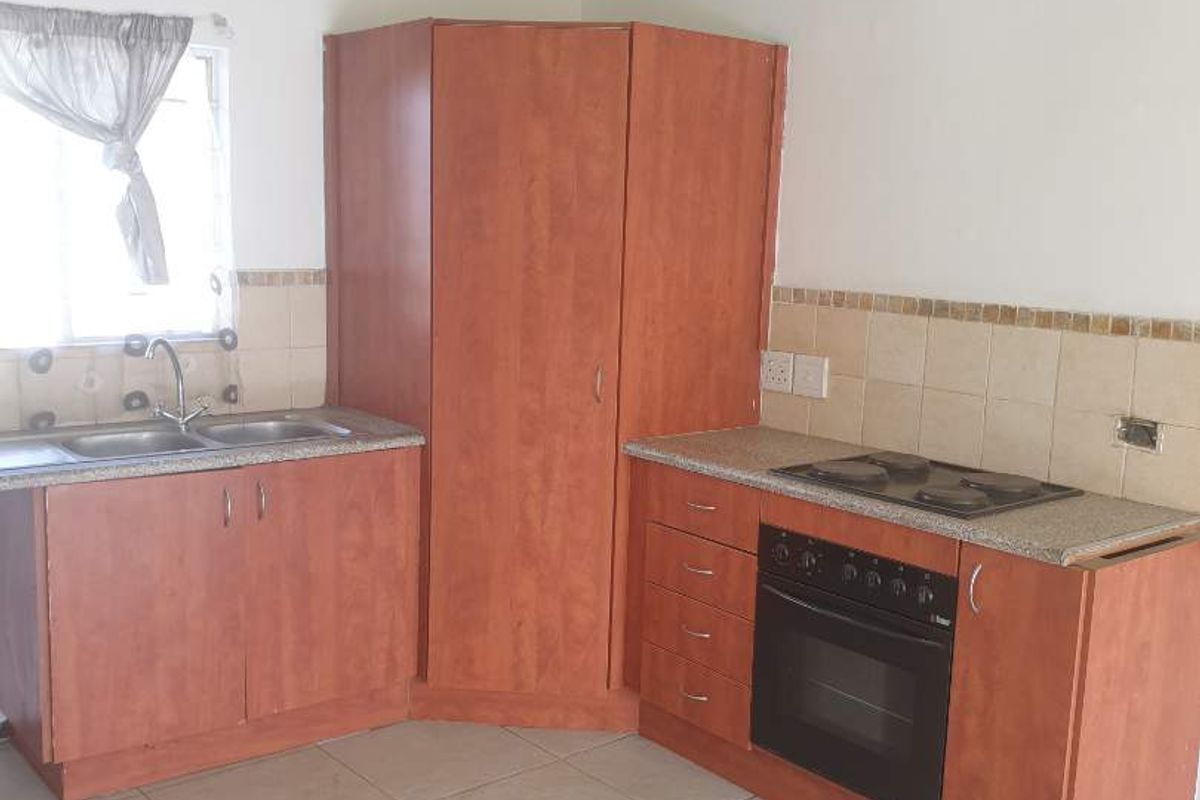 Cozy two-bedroom first floor apartment for sale in Kleinfontein Lake, Benoni - Photo 3