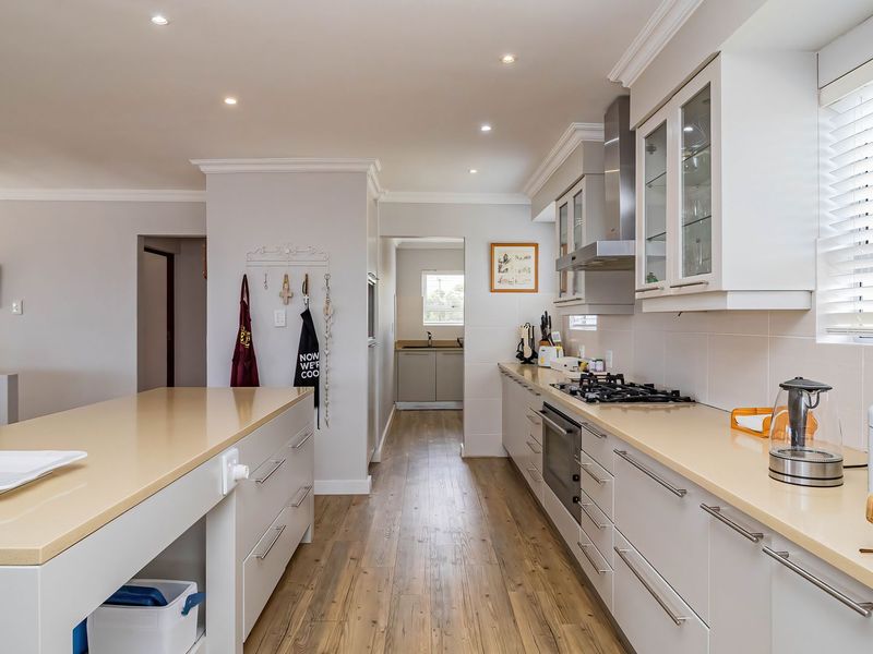 Stunning De Kelders Home with Sea-views and Flatlet - Photo 10