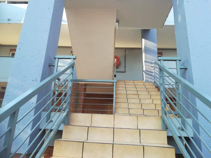 Spacious Top Unit To Rent. Available 1 August 2026 - Photo 9