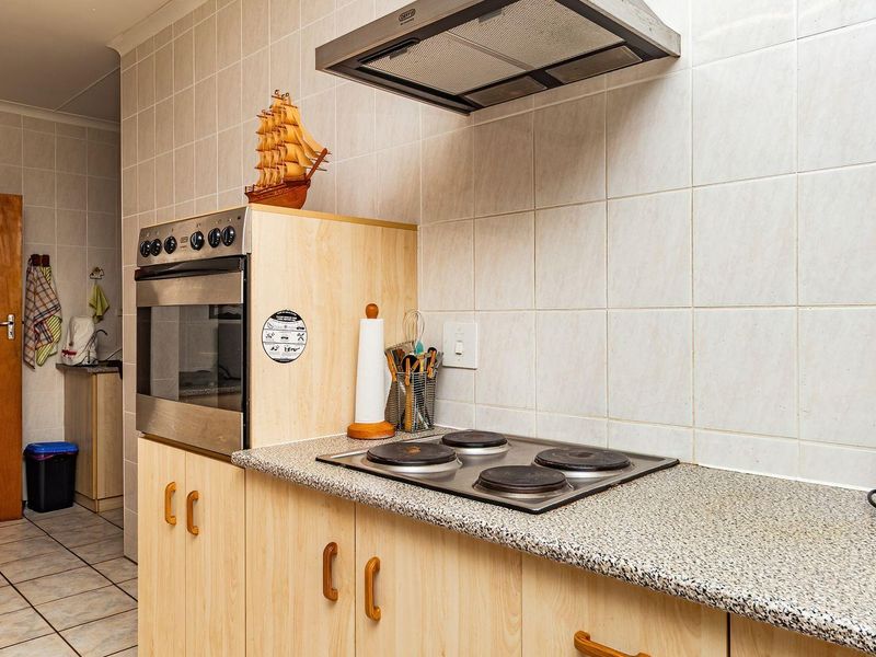 Spacious 3 Bedroom house in Fraaiuitsig on the Garden Route - Photo 8