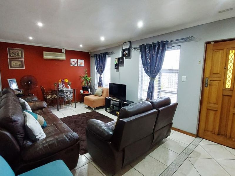 Modern 3-Bedroom Family Home in Rondevlei Park - Photo 3