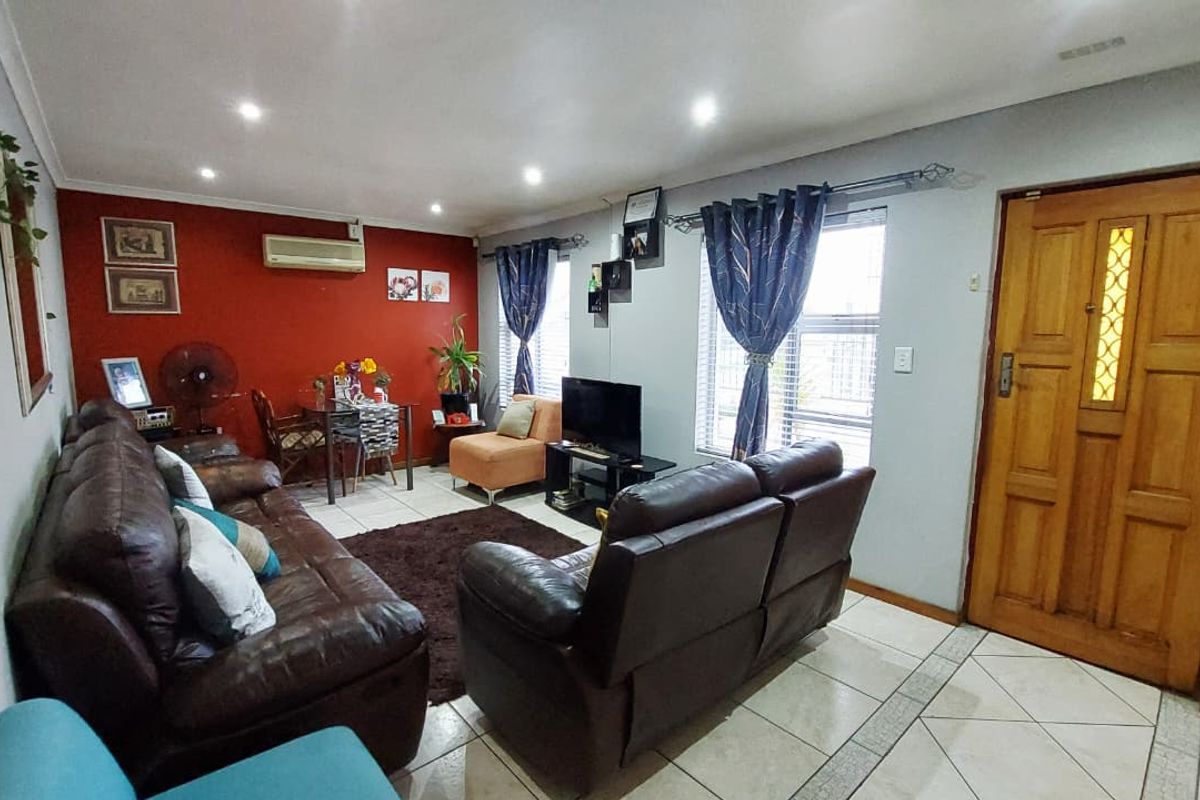 Modern 3-Bedroom Family Home in Rondevlei Park - Photo 3