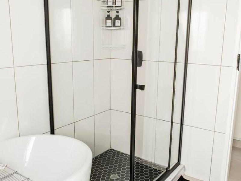 Modern Fully Furnished 2-Bedroom Apartment To Let - Photo 3