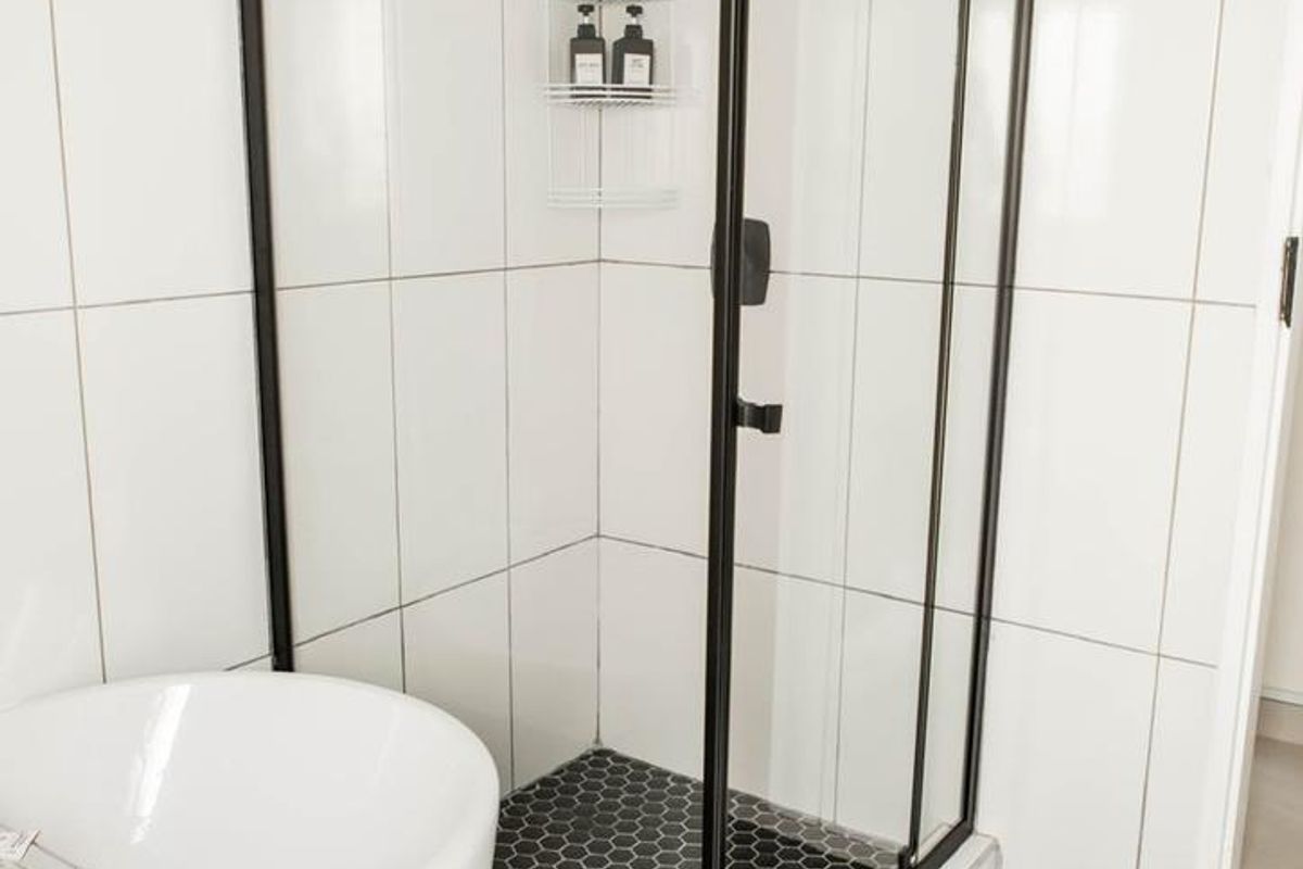 Modern Fully Furnished 2-Bedroom Apartment To Let - Photo 3