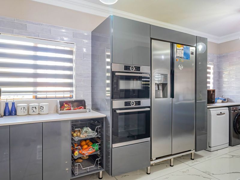 Spacious & Modern Family Home in Amberfield Ridge Estate - Photo 7