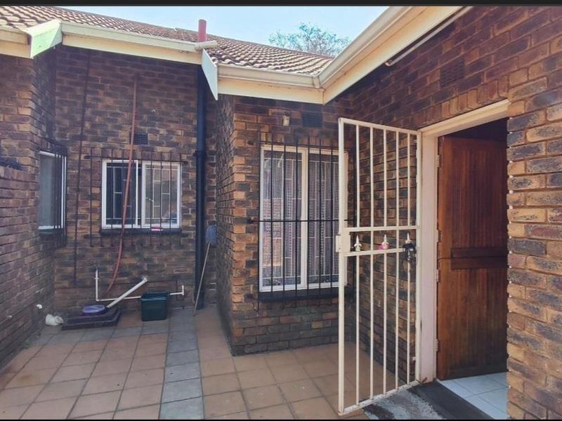 3 bedroom face brick property - Photo 2