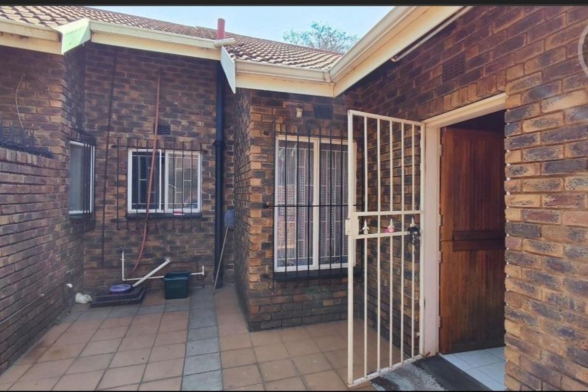 3 bedroom face brick property - Photo 2