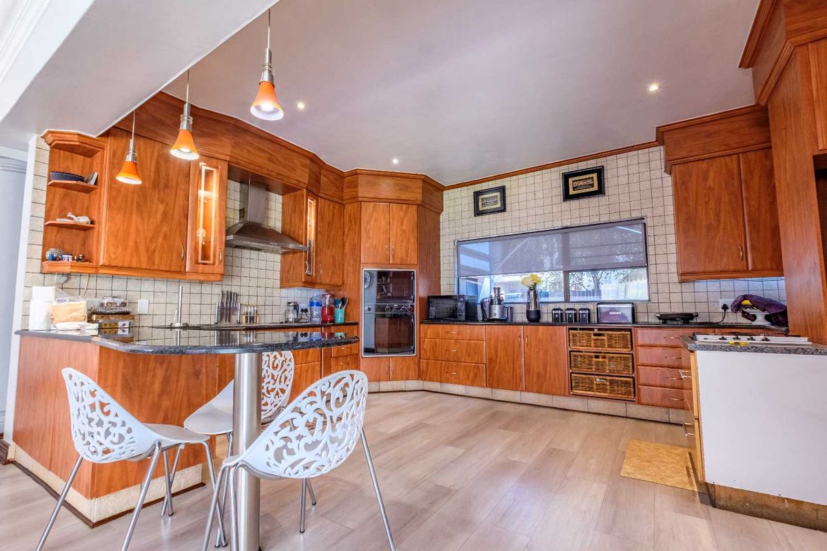 "Luxurious Double-Storey Home in Exclusive Beyerspark Estate" - Photo 3