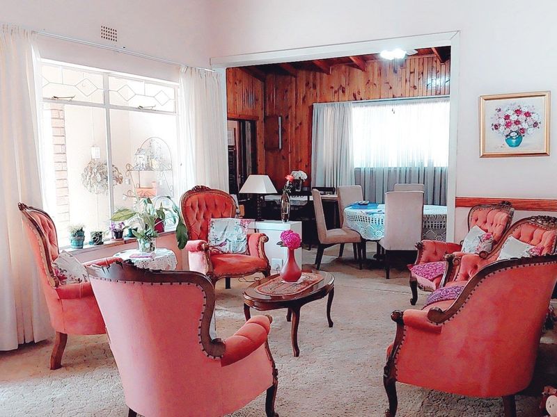 Elegant Family Home with Ample Space - Photo 3