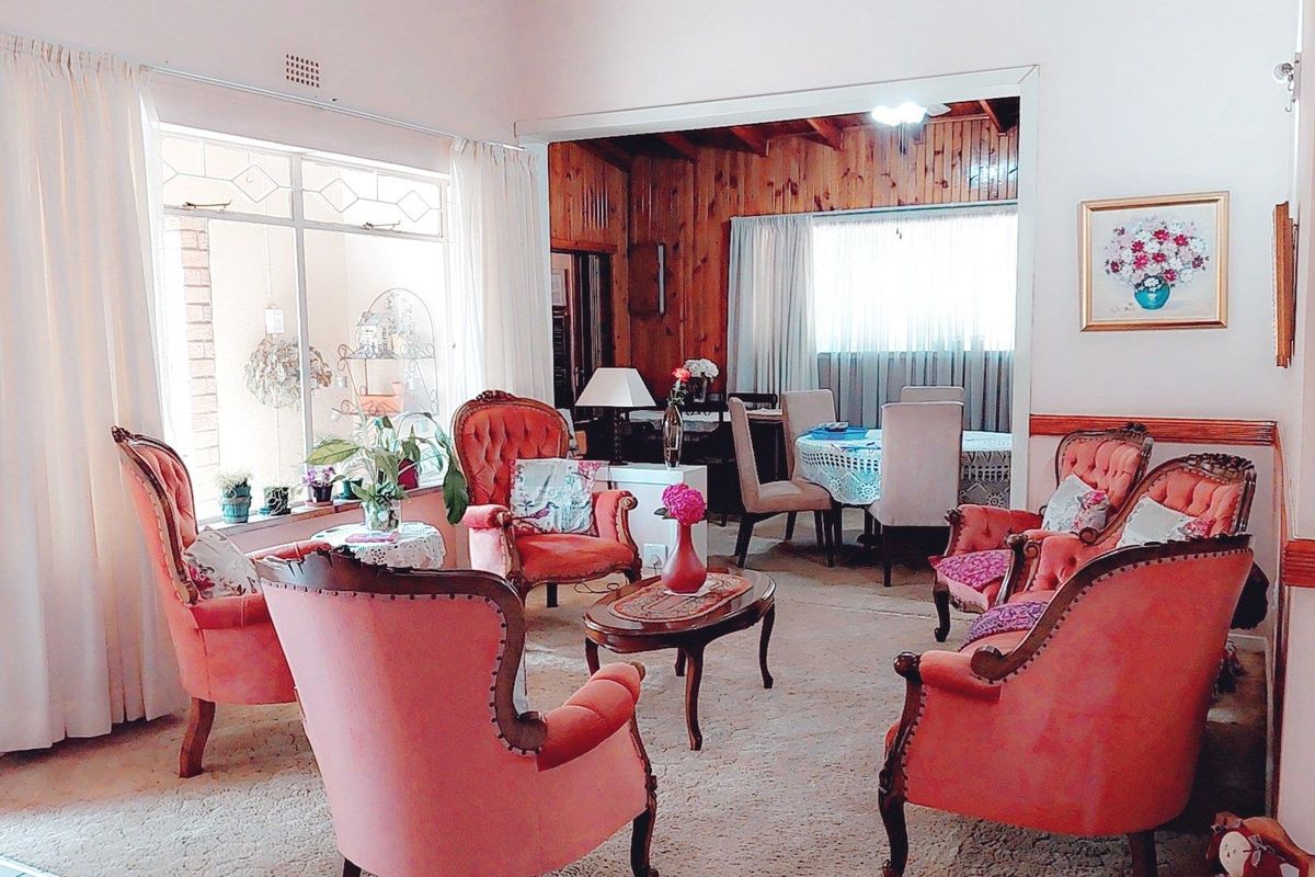 Elegant Family Home with Ample Space - Photo 3