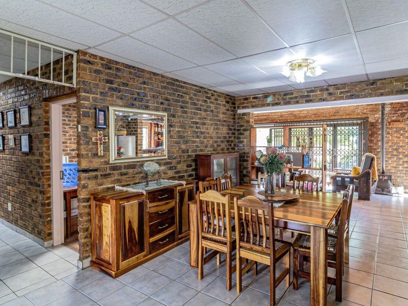 Stunning 5-Bedroom Home in a Secure Estate on the Vaal River, Vaaloewer - Photo 5
