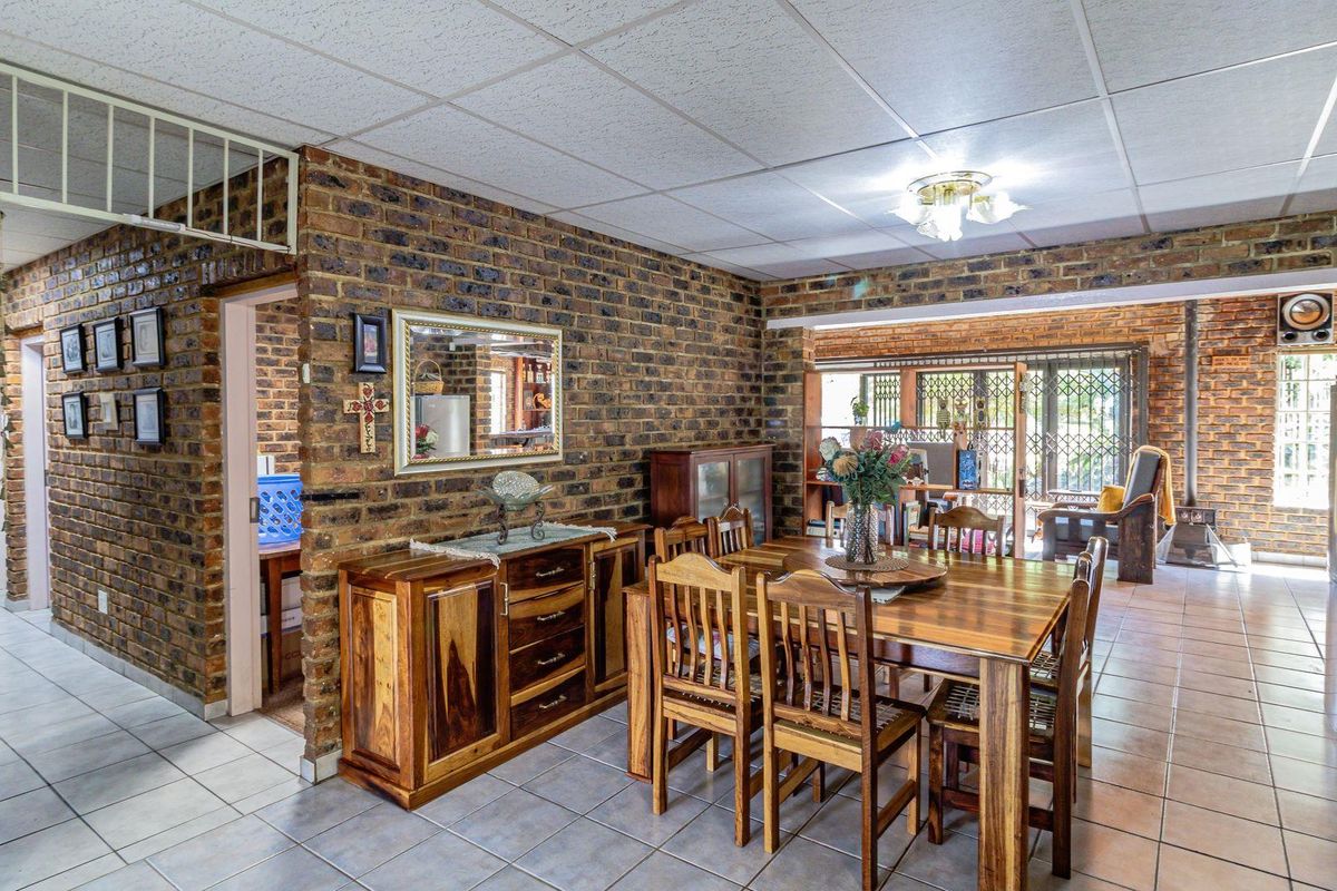 Stunning 5-Bedroom Home in a Secure Estate on the Vaal River, Vaaloewer - Photo 5