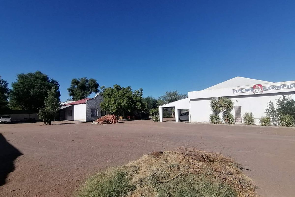 PERFECTLY LOCATED BUTCHERY WITH FLATLETS FOR SALE IN MARIENTAL – NAMIBA - Photo 2