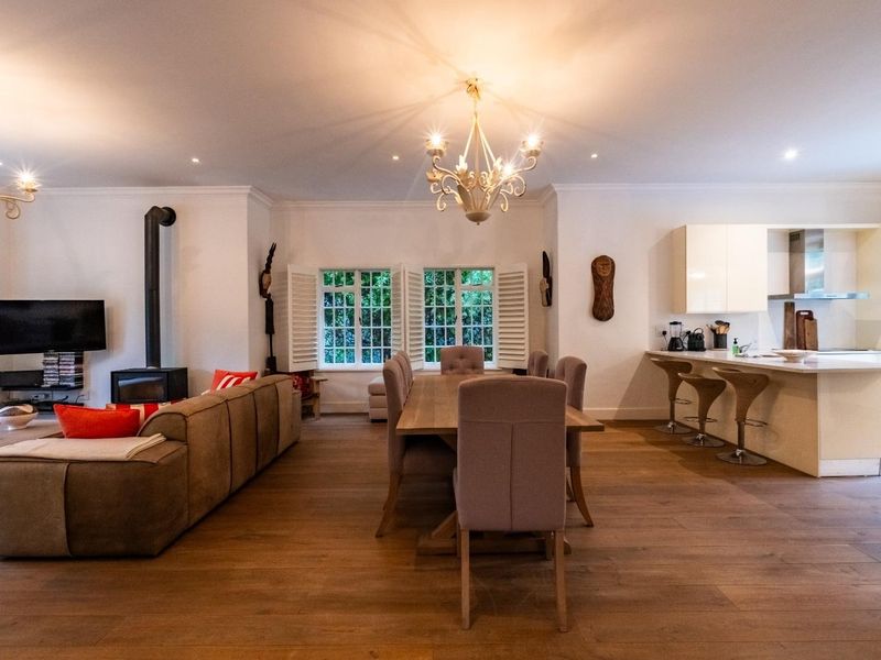 Elegant Furnished 4-Bedroom Home Available 01 July 2026 until 30 September in Franschhoek - Photo 3