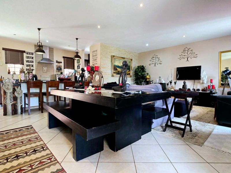MODERN 4 BEDROOM TOWNHOUSE IN MOOIKLOOF RIDGE - Photo 7