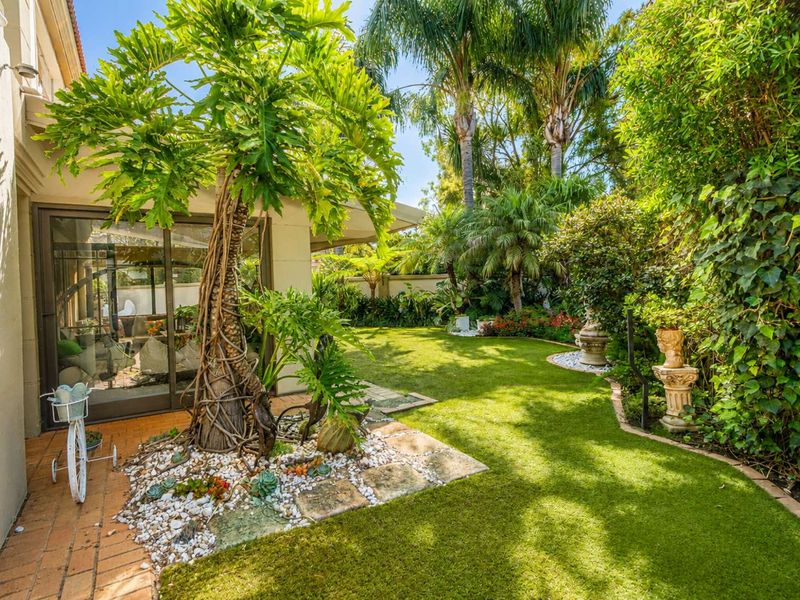 Spacious Family Home with Solar Power & Heated Swimming Pool - Photo 4