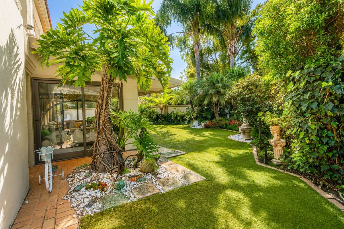 Spacious Family Home with Solar Power & Heated Swimming Pool - Photo 4