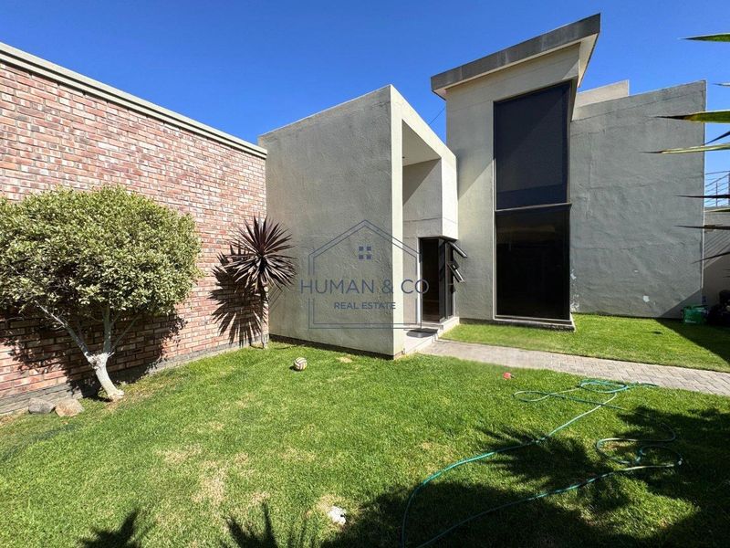 Stunning Modern 5-Bedroom Home in Fairway Estate - Photo 2