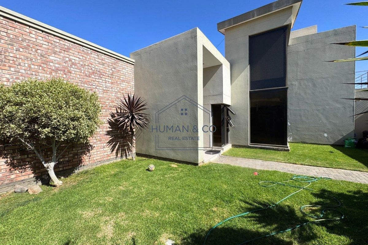 Stunning Modern 5-Bedroom Home in Fairway Estate - Photo 2