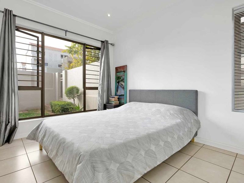 GROUND FLOOR, BEAUTIFUL GARDEN! - Photo 9