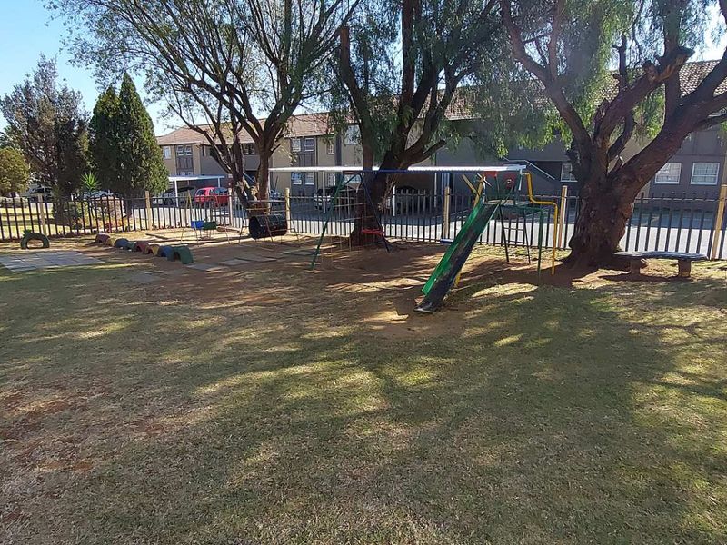 Charming 2 Bed Corner Unit - Photo 6