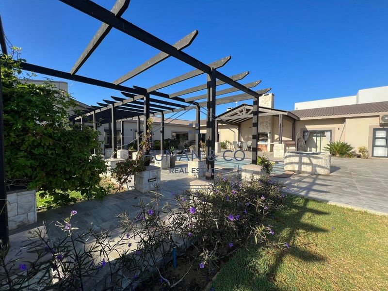 LUXURIOUS PROPERTY WITH EXQUISITE FINISHES - Photo 2