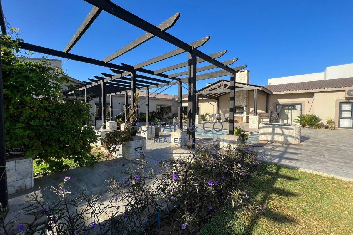 LUXURIOUS PROPERTY WITH EXQUISITE FINISHES - Photo 2