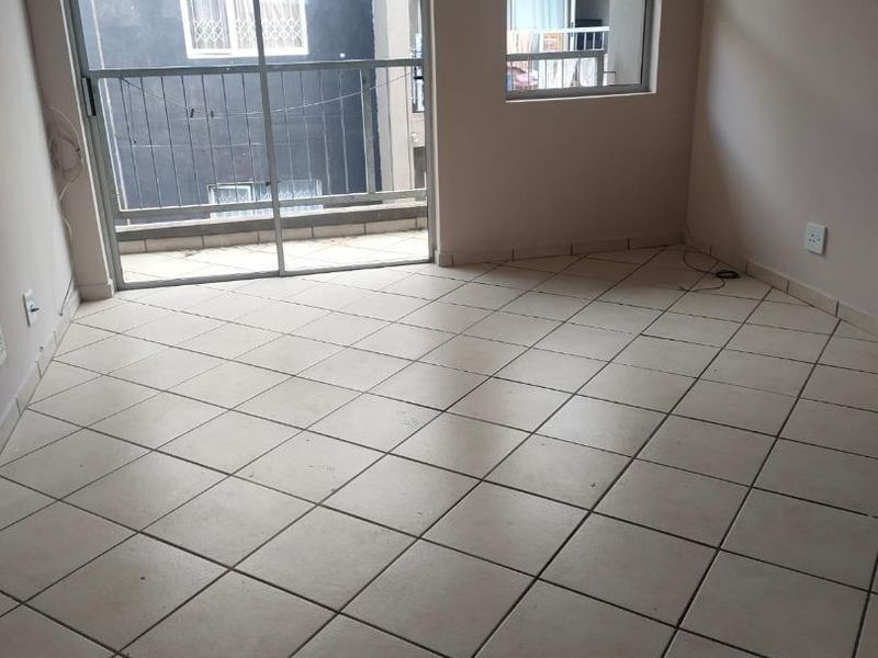 Comfy 2-Bed Apartment in Woodhurst with Balcony &amp; Garage! - Photo 3